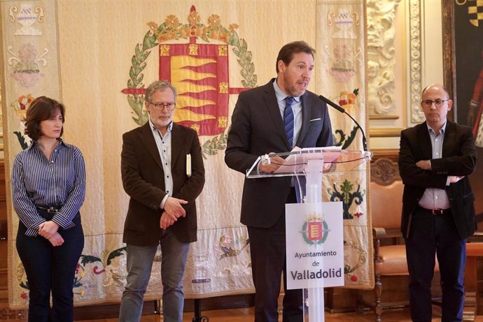 El alcalde de Valladolid explica las obras del Contrato de Conservación en 2023 junto a los concejales María Sánchez, Manuel Saravia y Luis Vélez.