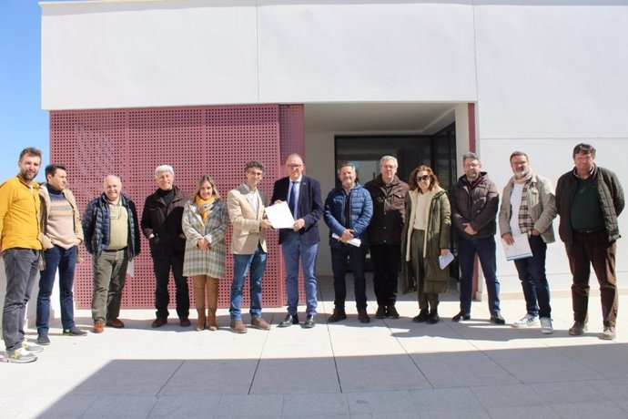 El delegado de Cohesión Territorial de la Diputación de Córdoba, Juan Díaz (centro), visita el nuevo edificio de uso educativo de Almedinilla.