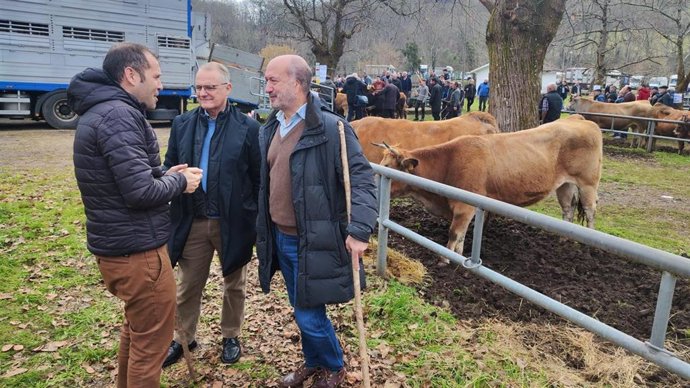 El candidato del PP a la presidencia del Principado, Diego Canga, junto al secretario de Medio Rural y número uno por el Oriente, Luis Venta, en la feria ganadera de Corao en Cangas de Onís.