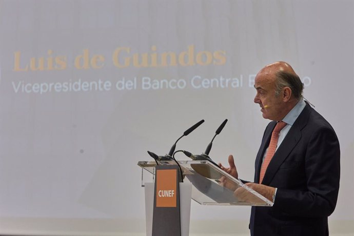 El vicepresidente del Banco Central Europeo (BCE), Luis de Guindos, interviene en un acto en el Colegio Universitario de Estudios Financieros (CUNEF) de Madrid, a 3 de marzo de 2023, en Madrid (España). La jornada de hoy está marcada por la publicación 
