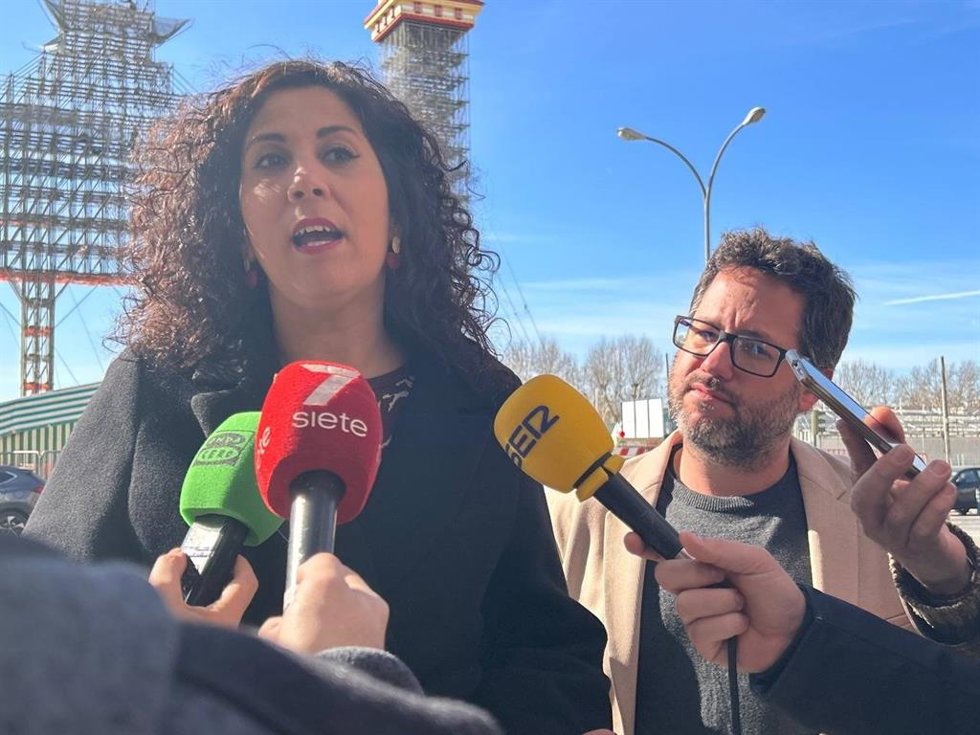 Sandra Heredia y José Ignacio García atienden a los medios ante la portada de la Feria de Sevilla 2023.