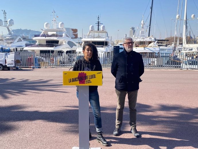 La candidata a la alcaldía de Barcelona y diputada en el Parlament, Basha Changue (CUP), y el diputado Carles Riera, en rueda de prensa este viernes.