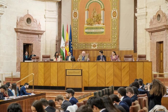 Simulación del Parlamento andaluz presidida por Jesús Aguirre en el Salón de Plenos de la Cámara.