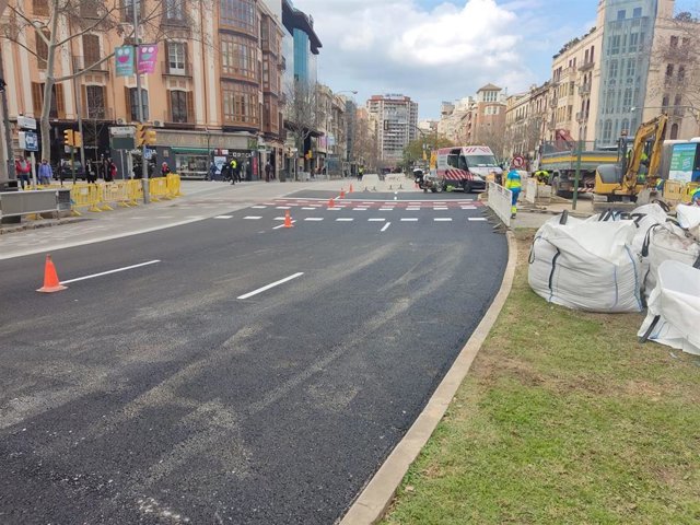 Parte de la calzada, ya reparada, en la avenida Gran i General Consell afectada por el socavón.