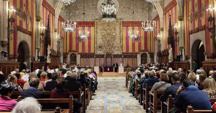 El diputado provincial, Jaime Armario, y el cantaor David Palomar intervienen en el acto institucional organizado por Fecac en el Ayuntamiento de Barcelona