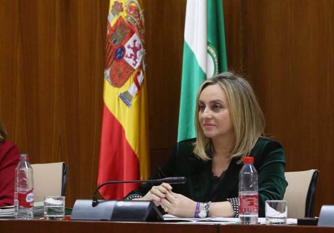 La cosnejera de Fomento, Articulación del Territorio y Vivienda, Marifrán Carazo, durante la Comisión de Fomento en el Parlamento andaluz.