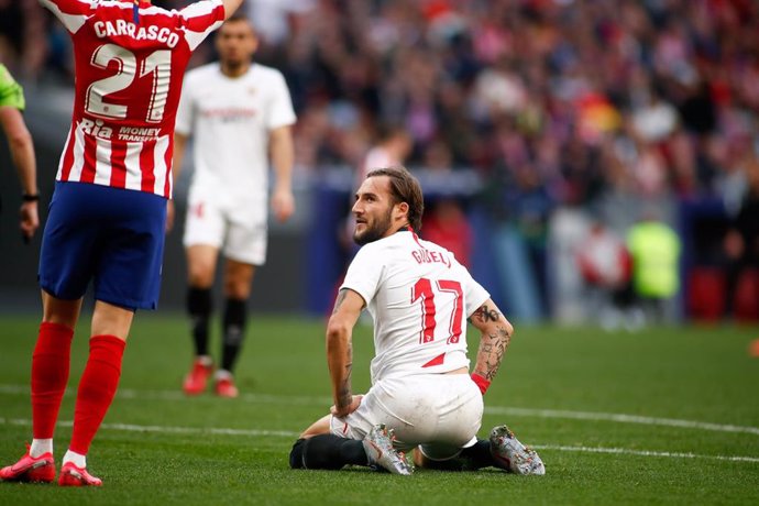 Archivo - Nemanja Gudelj en el suelo durante un Atlético de Madrid-Sevilla