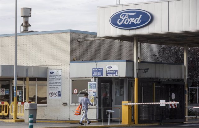 Archivo - Un trabajador accede a la entrada de la factoría de Ford España, en Almussafes