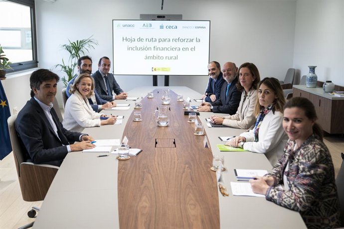 Archivo - La vicepresidenta primera y ministra de Asuntos Económicos y Transformación Digital, Nadia Calviño (2i); el director general de CECA, José María Méndez (4d); la presidenta de AEB, Alejandra Kindelán (3d), y la secretaria general de Unacc, Cris