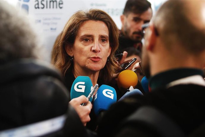 La vicepresidenta tercera del Gobierno de España y ministra para la Transición Ecológica y el Reto Demográfico, Teresa Ribera, atiende a los medios durante el VI congreso GOinterHUB, en el CIS Galicia, A Cabana-Ferrol, a 3 de marzo de 2023, en Ferrol, A