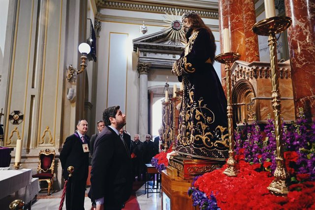 López Miras asiste al tradicional besapié del Cristo del Rescate, "un preludio de la Semana Santa que ya se acerca"