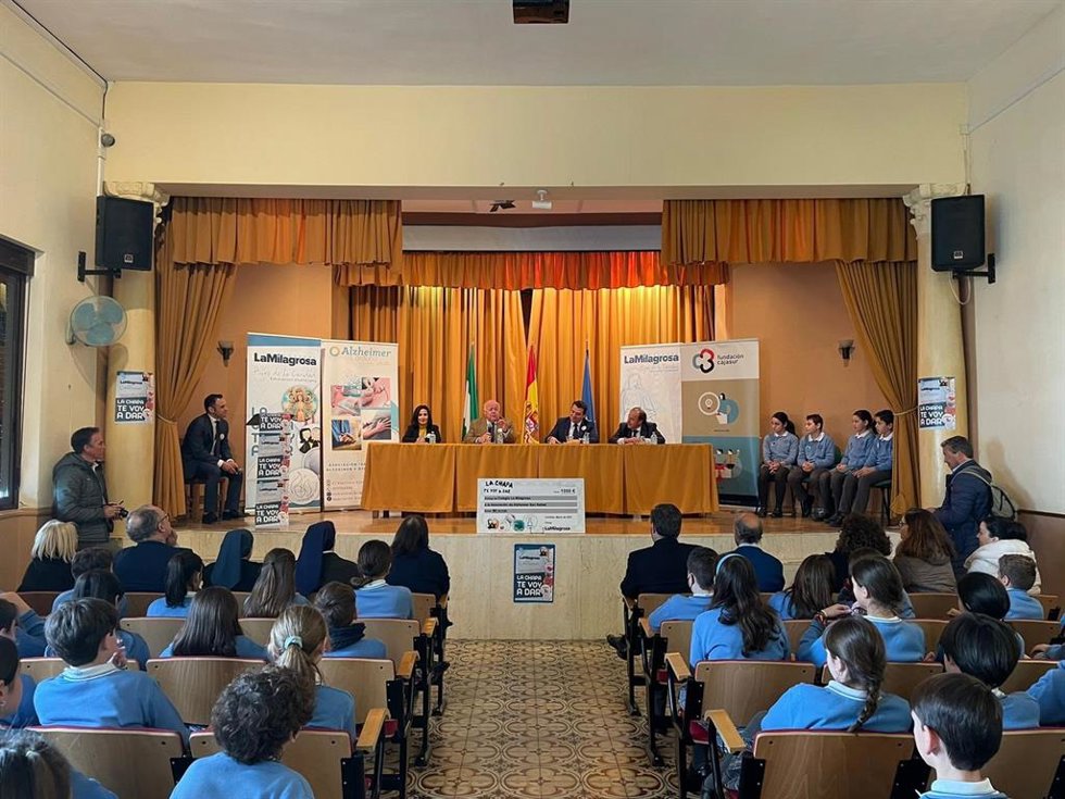 Aguirre interviene, junto a Bellido, ante alumnos y profesores de La Milagrosa.
