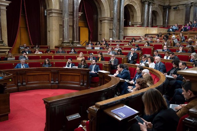 Vista general de una sesión plenaria durante el debate a la totalidad de los Presupuestos catalanes 2023, en el Parlament, a 14 de febrero de 2023, en Barcelona, Catalunya (España). El pleno del Parlament celebra el debate a la totalidad del proyecto de