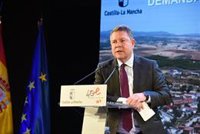 Page defiende la "buena política" y critica que se generalice por "payasos como los diputados que se van de juerga"