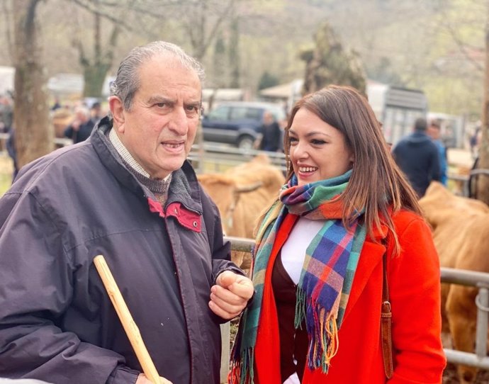 La candidata de Vox a la presidencia del Principado, Carolina López, junto a un ganadero en la Feria de Ganado de Cora en Cangas de Onís.