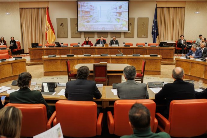 (I-D) Vista general de la portavoz del PP en el Congreso, Cuca Gamarra; el presidente del Partido Popular, Alberto Núñez Feijóo y el diputado del PP Jaime de Olano, durante las Jornadas en Defensa del Sistema Alimentario Español, en la Sala Constitucion