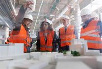 Ayuso reconoce el trabajo de sanitarios que velan por la salud de los madrileños "en circunstancias muy exigentes"