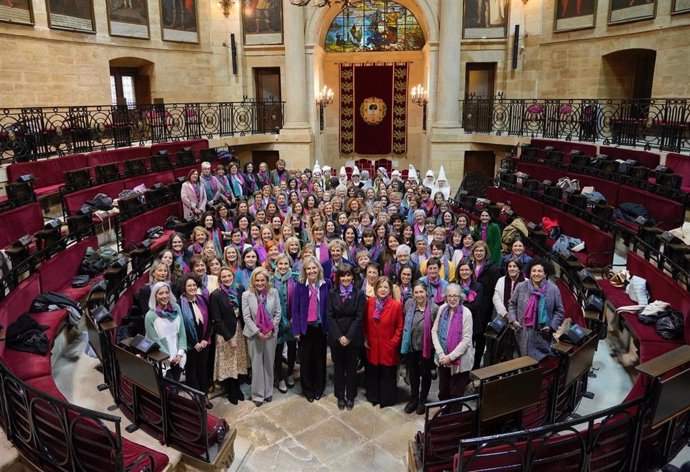 La Casa de Juntas de Gernika acoge la VII Asamblea de Mujeres Electas de Bizkaia con motivo del 8 de Marzo, para rendir homenaje a las 98 mujeres que han sido alcaldesas  desde las primeras elecciones municipales de 1979.