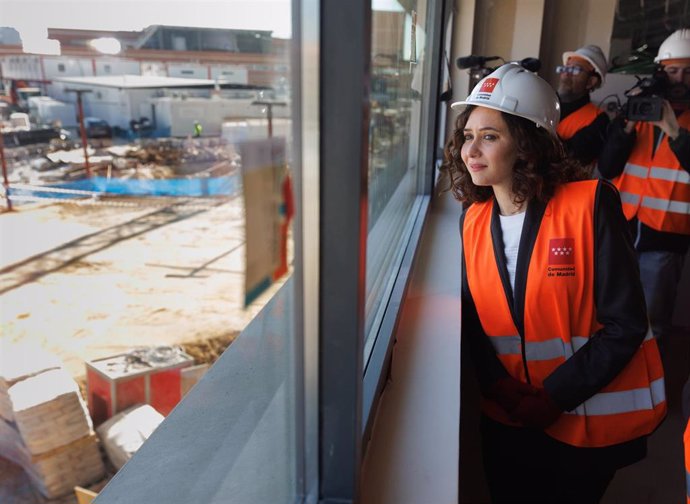 La presidenta de la Comunidad de Madrid, Isabel Díaz Ayuso, durante su visita a las obras de construcción del nuevo Edificio de Hospitalización del Hospital público Universitario 12 de Octubre, a 3 de marzo de 2023