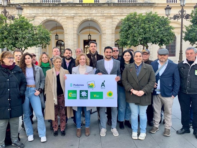 Susana Hornillo e Ismael Sánchez, con representantes de las cinco formaciones que se han sumado a la confluencia de izquierda para las elecciones del 28M.