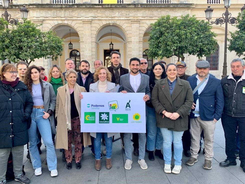 Susana Hornillo e Ismael Sánchez, con representantes de las cinco formaciones que se han sumado a la confluencia de izquierda para las elecciones del 28M.