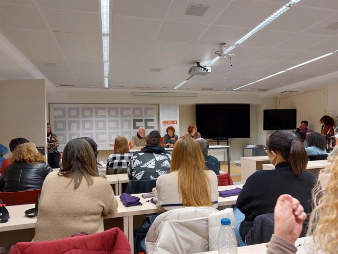 El secretario general de CCOO, Unai Sordo, y la secretaria de Mujer, Igualdad y Condiciones de Trabajo, Carolina Vidal, con las trabajadoras de limpieza