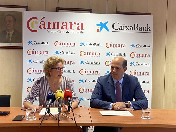 La directora general de la Cámara de Comercio de Santa Cruz de Tenerife, Lola Pérez, y el director territorial de CaixaBank en Canarias, Manuel Afonso, presentan el Boletín de Coyuntura Económica de Canarias correspondiente al IV trimestre de 2022