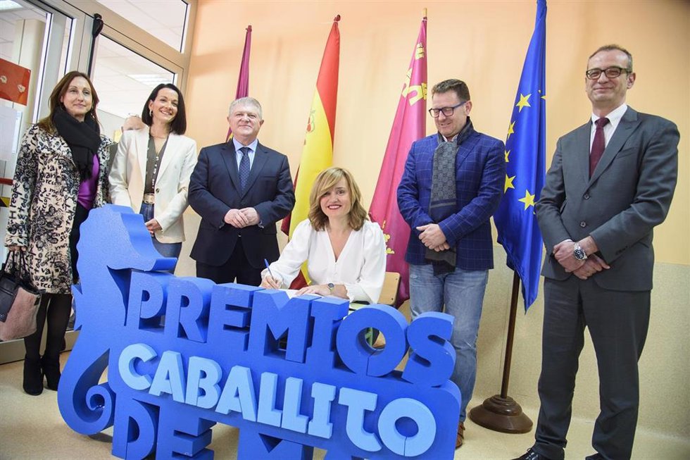 La ministra Pilar Alegría acompañada por el delegado del Gobierno en la Región, José Vélez, y el consejero de Educación, Víctor Marín, entre otros, durante su visita al CEIP Félix Rodríguez de la Fuente de Los Nietos, en Cartagena (Murcia)