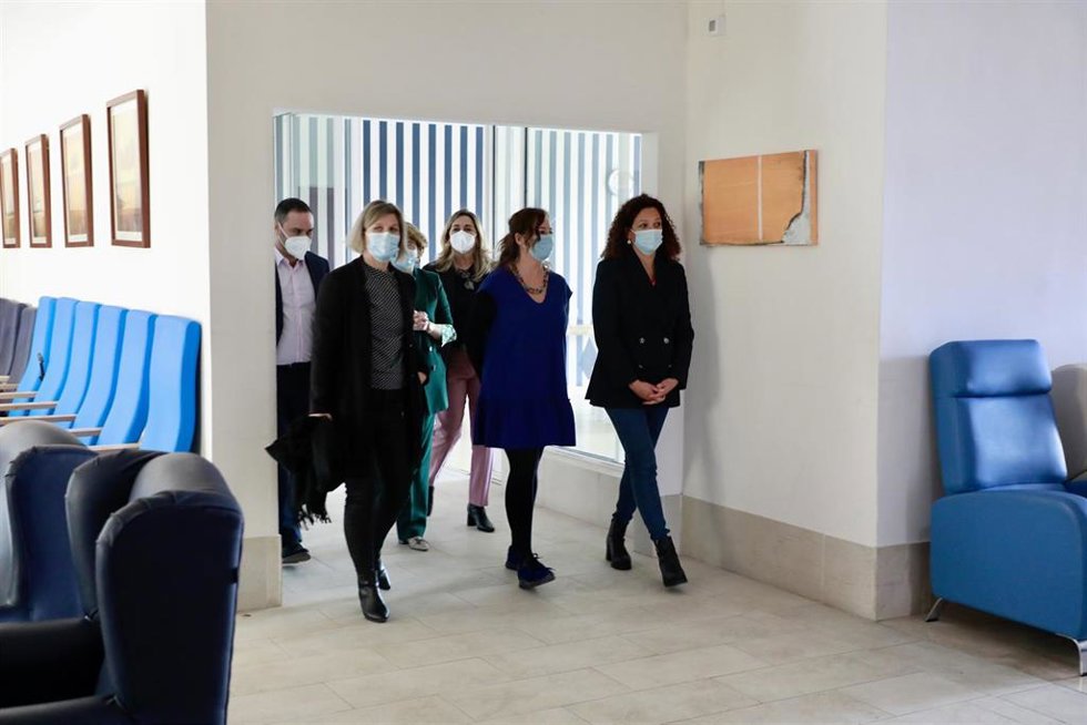 Armengol y Cladera explican a trabajadoras el convenio colectivo de residencias y centros de día.