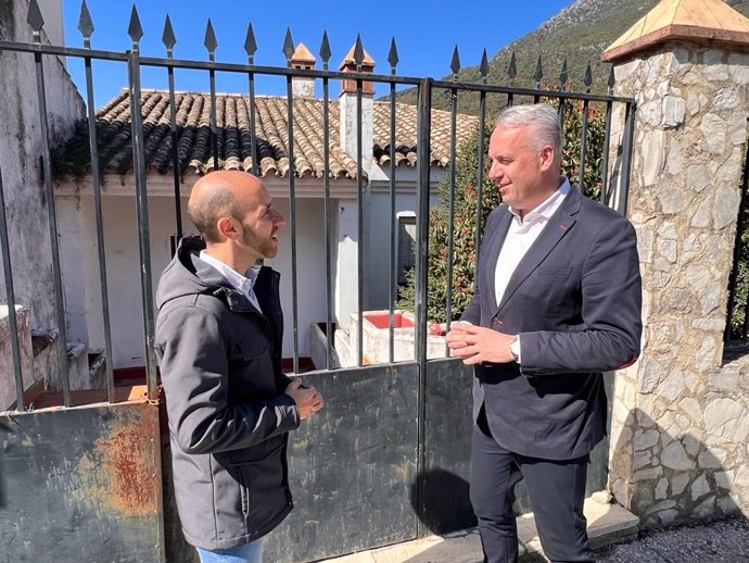 Juan Carlos Ruiz Boix con el alcalde de Grazalema.