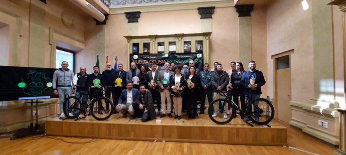 Autoridades en la presentación de la Vuelta Ciclista a Extremadura
