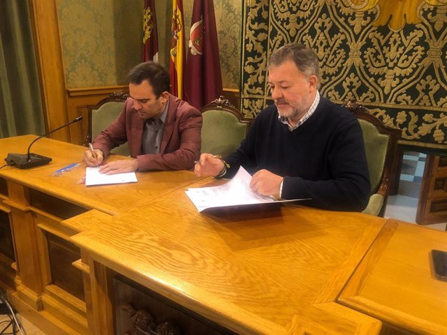 El alcalde de Cuenca, Darío Dolz, y el presidente de la Federación Española de Squash, Pablo del Río, en la firma del convenio.