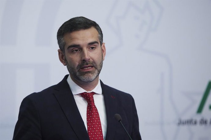 El consejero de Sostenibilidad, Medio Ambiente y Economía Azul de la Junta de Andalucía y portavoz del gobierno, Ramón Fernández-Pacheco, interviene durante la rueda de prensa posterior a la reunión semanal del Consejo de Gobierno de la Junta de Andaluc