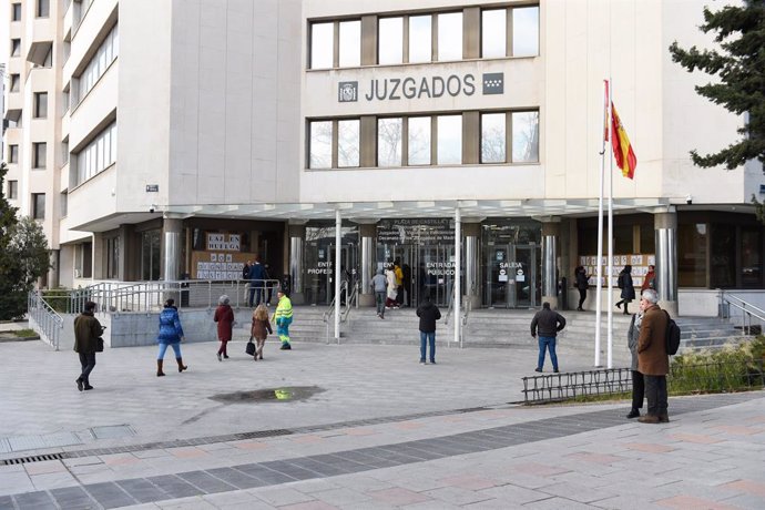 Fachada de los juzgados de Plaza de Castilla el día en el que el comisionista Alberto Luceño acude a declarar, a 10 de febrero de 2023, en Madrid (España). El juez Adolfo Carretero ha citado hoy a declarar al comisionista Alberto Luceño por un delito ag