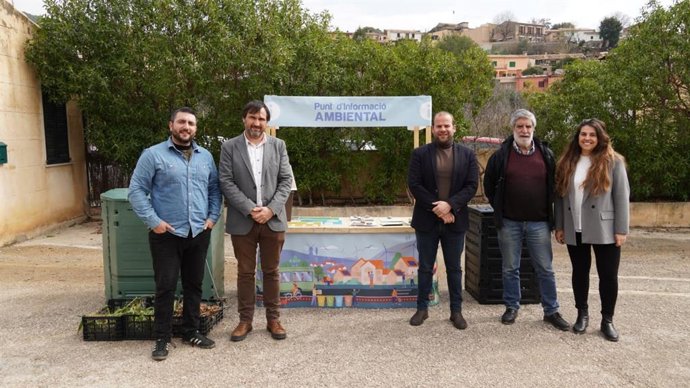 El conseller de Medio Ambiente y Territorio, Miquel Mir, y el director general de Residuos y Educación Ambiental, Sebasti Sansó,  visitando este viernes el punto verde de Puigpunyent