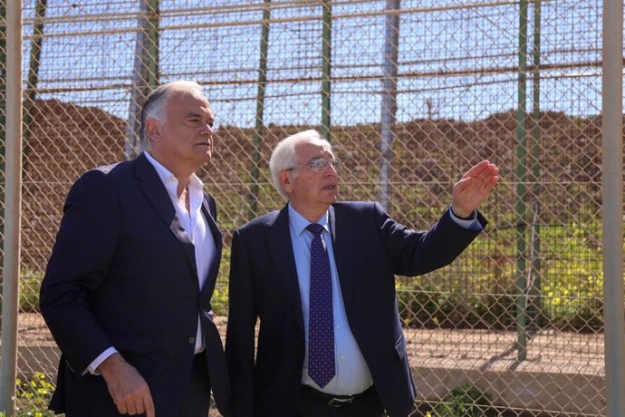 El portavoz del Partido Popular Europeo, Esteban González Pons, y el presidente del PP de Melilla, Juan José Imbroda, durante una visita este viernes 3 de marzo a la valla que separa la ciudad autónoma de Marruecos