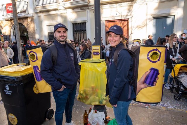 Dos educadores medioambientales de Cada Lata Cuenta que han recorrido con mochilas recolectoras de latas la ciudad de Cádiz durante el carnaval