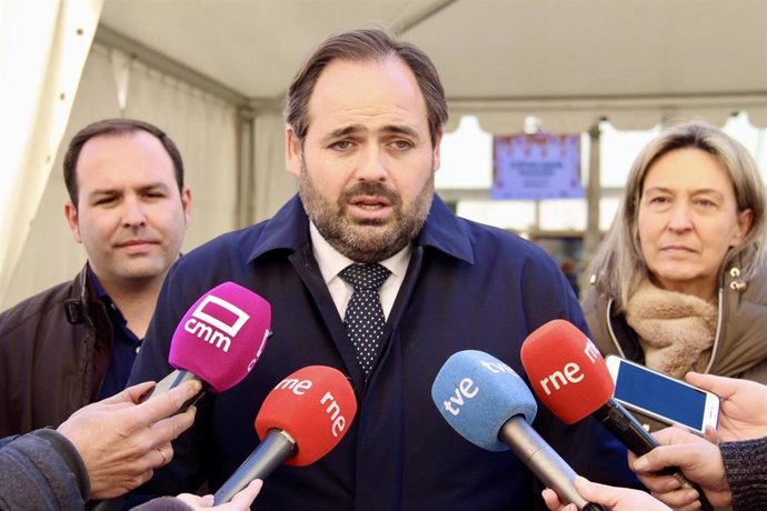 El presidente del PP en la Feria Apícola de Pastrana.