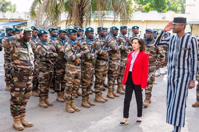 La ministra de Defensa, Margarita Robles, en una visita a Bamako (Malí)