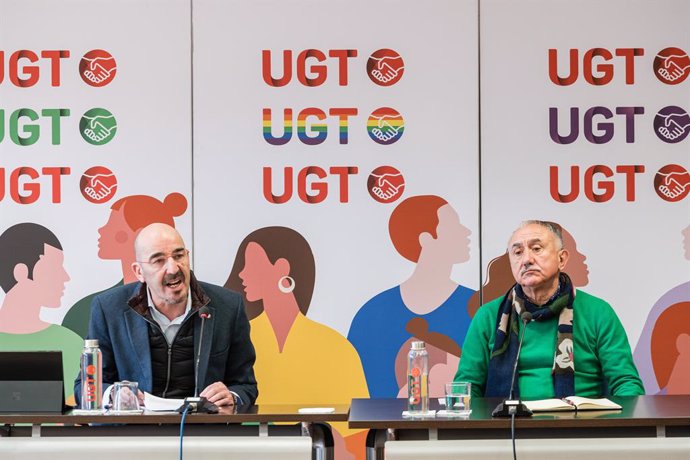 El secretario general y el vicesecretario general de Política de UGT, Pepe Álvarez (d), y el vicesecretario general de Política Sindical, Fernando Luján (i), ofrecen una rueda de prensa, en la sede del sindicato, a 3 de marzo de 2023, en Madrid (España)