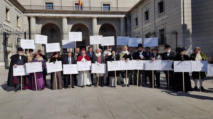 Teruel Existe Ha Impulsado Este Viernes Una Recreación Histórica Frente Al Ministerio De Transición Ecológica Y Reto Demográfico, Donde Ha Registrado La Solicitud Para Que El "Homo Sapiens Turolensis" Sea Declarado "Especie En Peligro De Extinción".