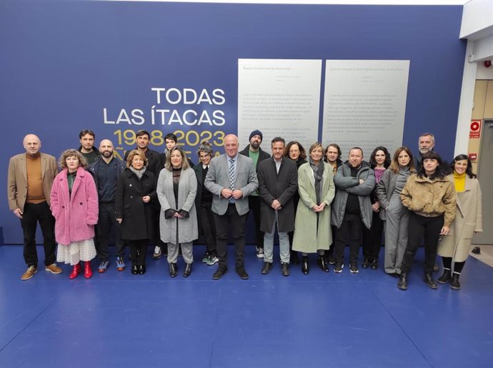 El presidente de la Diputación, Antonio Ruiz (centro), junto a la delegada de Cultura, Salud Navajas, y los artistas de 'Todas las Ítacas'.