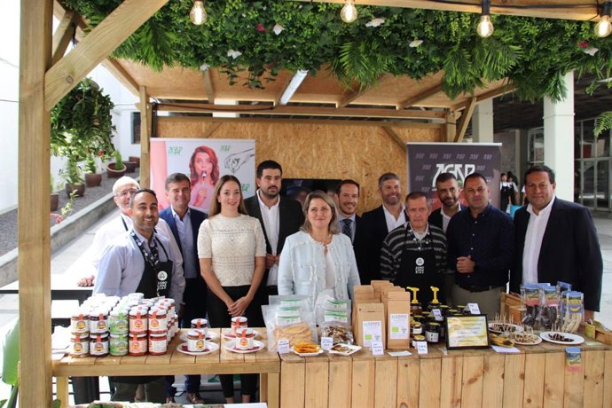 La consejera de Agricultura, Ganadería y Pesca del Gobierno de Canarias, Alicia Vanoostende, acompañade de demás autoridades, visita uno de los estands de la quinta edición de la Feria Agrocanarias, que se celebra en Los Llanos de Aridane, en La Palma