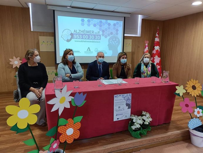 La directora general de Atención Sociosanitaria, Salud Mental y Adicciones de la Consejería de Salud y Consumo, Trinidad Rus, ha presentado este viernes a asociaciones de pacientes de la provincia de Huelva la Línea Alzheimer.