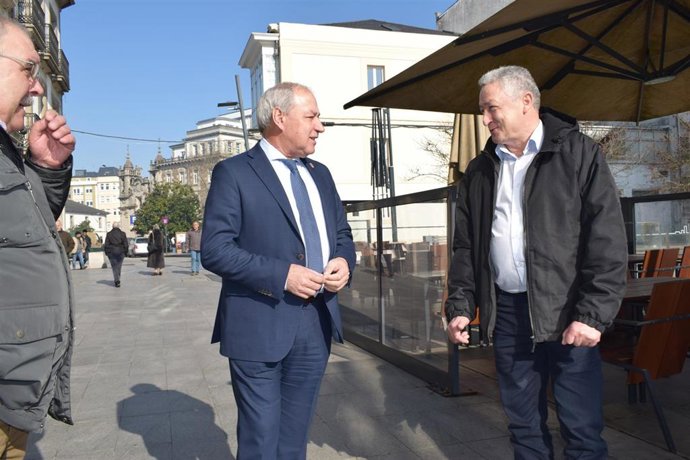 El presidente del PSOE de Lugo, José Tomé, y el candidato a la Alcaldía de Samos, José Antonio García Jurjo