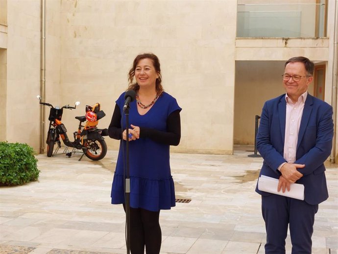La presidenta del Govern, Francina Armengol, junto al conseller de Movilidad y Vivienda, Josep Marí, en rueda de prensa.