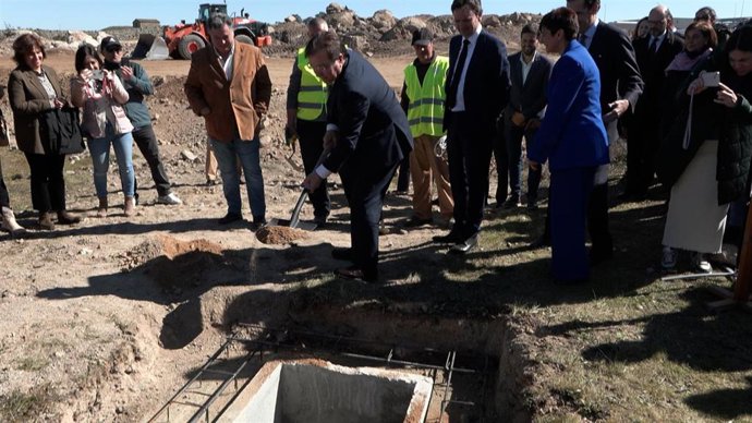 Vara arroja una palada de tierra en el acto simbólico de colocación de la primera piedra de la fábrica de diamantes sintéticos de Trujillo.