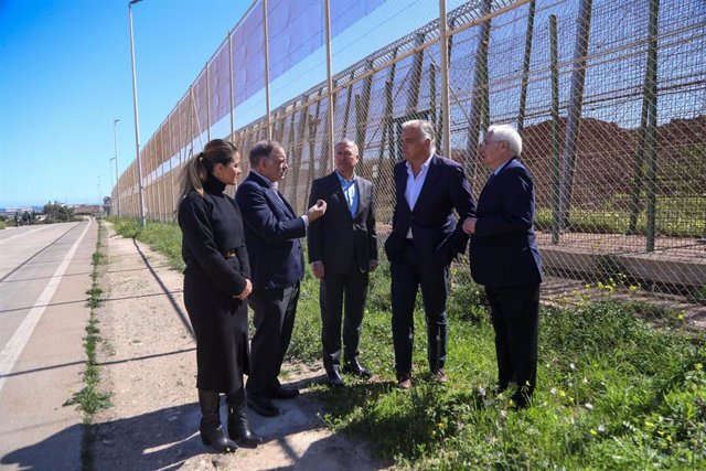 El portavoz del Partido Popular Europeo, Esteban González Pons, junto a otros dirigentes populares durante una visita a la valla que separa Melilla de Marruecos este 3 de marzo
