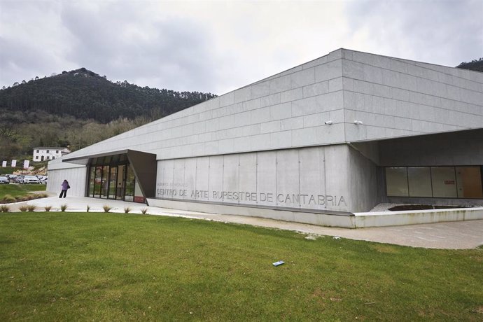 Fachada del Centro de Arte Rupestre de Cantabria el día de su apertura, a 3 de marzo de 2023, en Puente Viesgo, Cantabria (España).