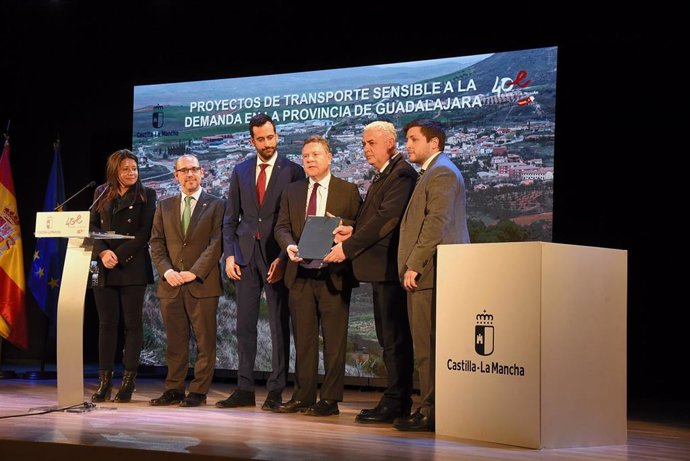 Firma del protocolo para la implantacion del modelo de transporte sensible a la demanda en Guadalajara.